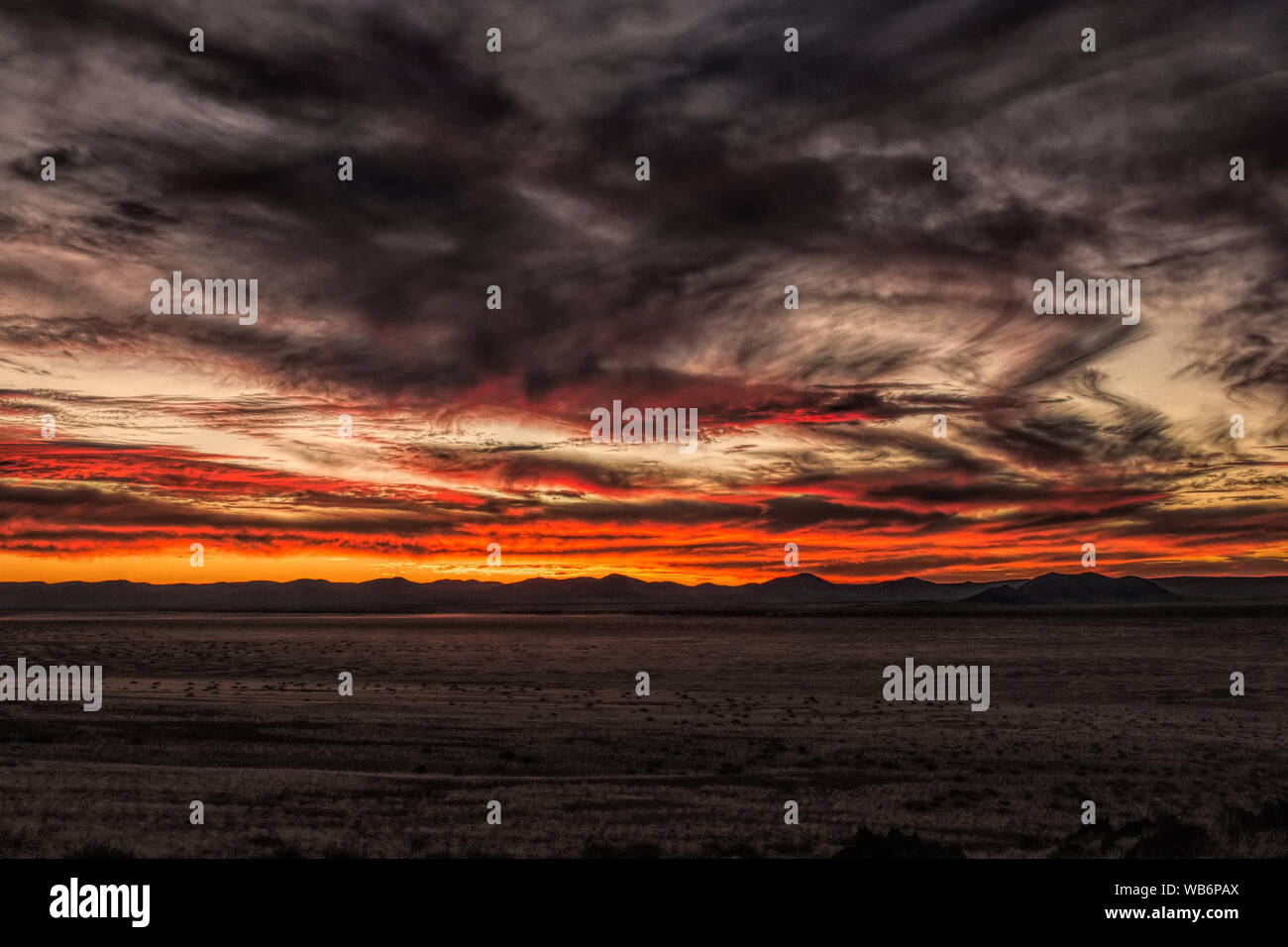 Le soleil se couche sur le désert du Namib en Namibie, Afrique Banque D'Images