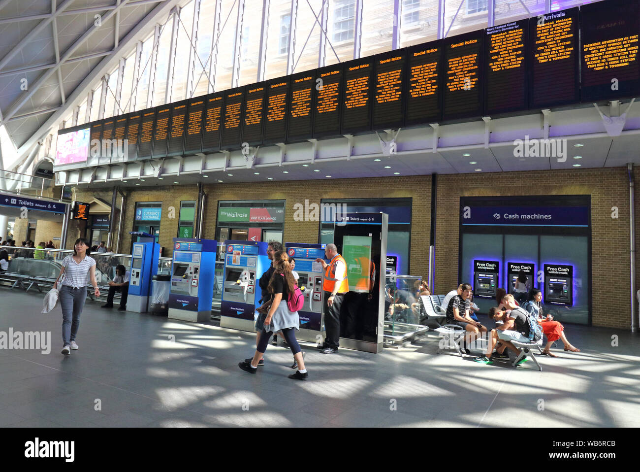 Seuls quelques membres du personnel et les clients vus autour de la gare de Kings Cross à Londres qui est fermée pour le week-end de voyage.les passagers ferroviaires sont confrontés à nightmare voyage à travers ce week-end à Londres, la gare de Kings Cross et à l'arrêt prévu des perturbations graves sur le réseau. King's Cross est l'un des plus achalandés du capital gares et est fermé le samedi et dimanche en raison d'importants travaux de génie sur la ligne côtière est plus de congés. Banque D'Images