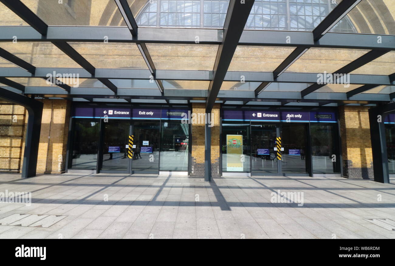 La gare de Kings Cross est vide.Les passagers ferroviaires sont confrontés à nightmare voyage à travers ce week-end à Londres, la gare de Kings Cross et à l'arrêt prévu des perturbations graves sur le réseau. King's Cross est l'un des plus achalandés du capital gares et est fermé le samedi et dimanche en raison d'importants travaux de génie sur la ligne côtière est plus de congés. Banque D'Images