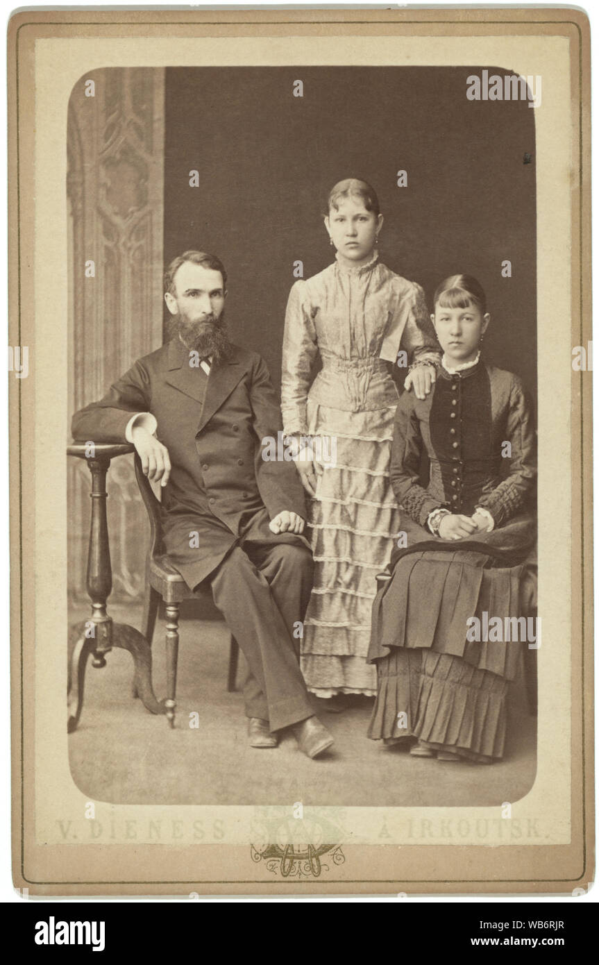 Portrait de famille d'un homme non identifié et ses deux filles Abstract/moyenne : 1 impression photographique sur la carte du cabinet. Banque D'Images