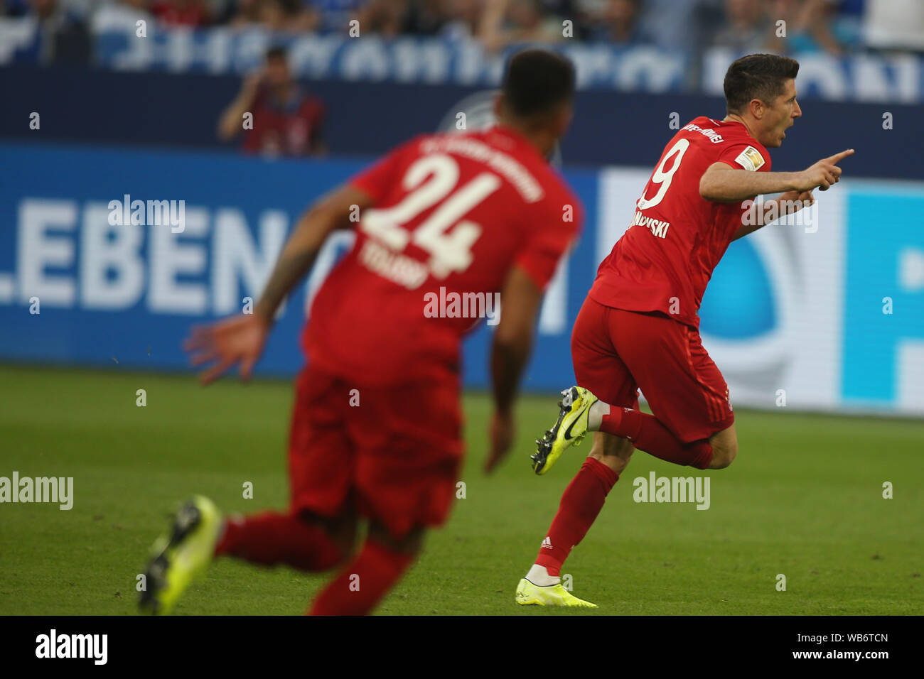 Robert Lewandowski du FC Bayern Munich célèbre après avoir marqué un but lors de la Bundesliga match entre le FC Schalke 04 et le FC Bayern München au Veltins-Arena de Gelsenkirchen.(score final ; FC Schalke 0:3 FC Bayern München) Banque D'Images