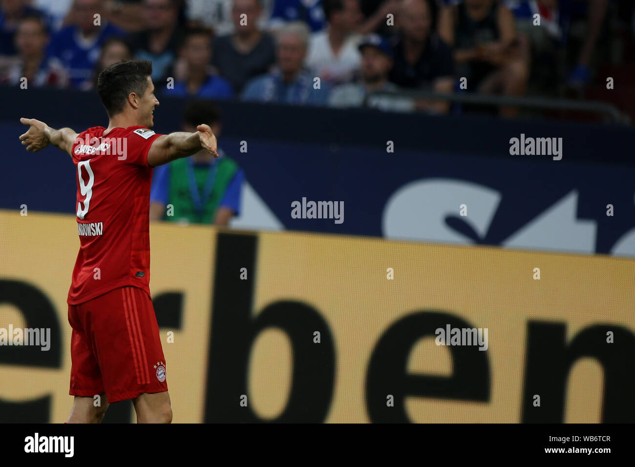 Robert Lewandowski du FC Bayern Munich célèbre après avoir marqué un but lors de la Bundesliga match entre le FC Schalke 04 et le FC Bayern München au Veltins-Arena de Gelsenkirchen(score final ; FC Schalke 0:3 FC Bayern München) Banque D'Images