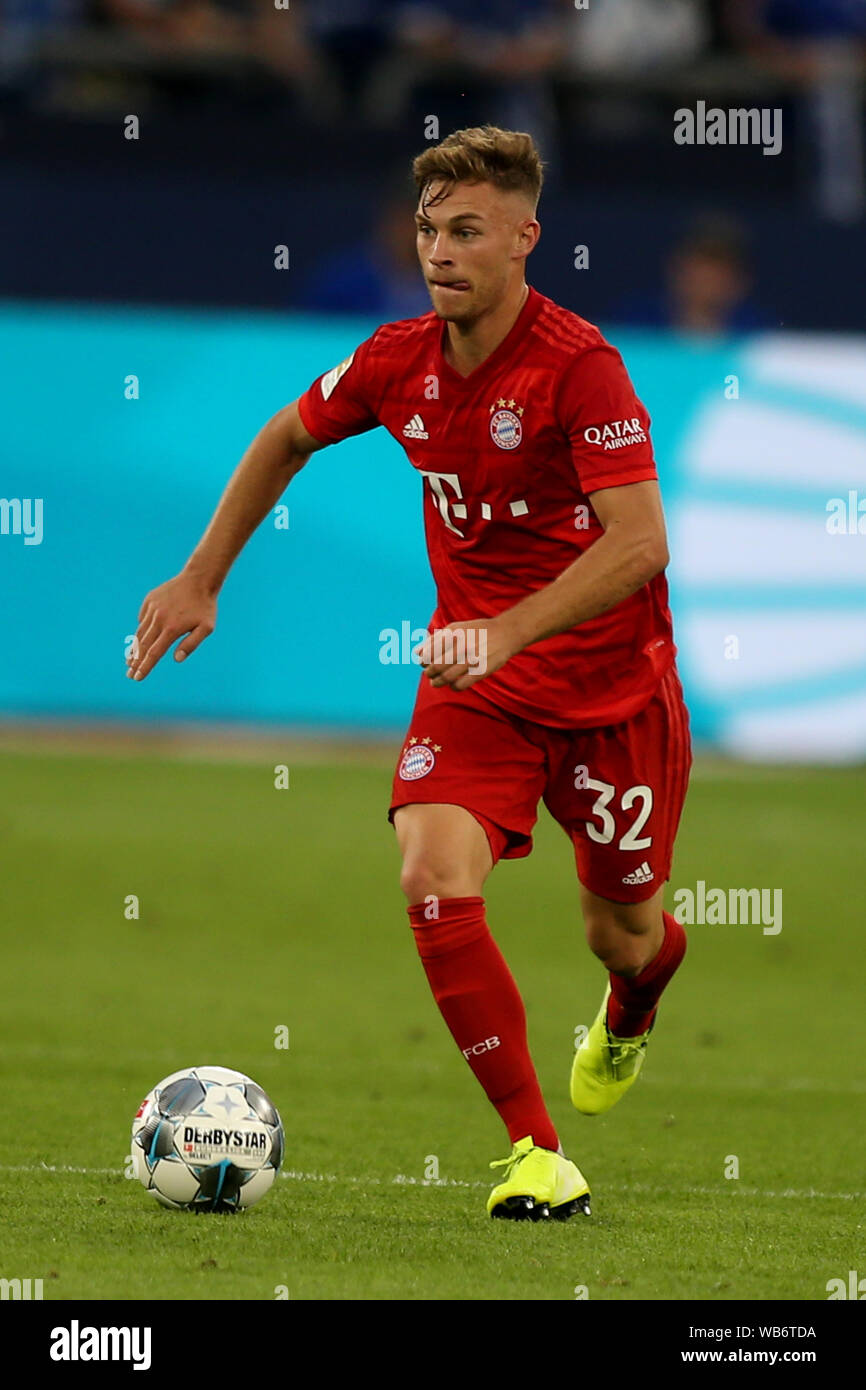 Joshua Kimmich du FC Bayern München vu en action lors de la Bundesliga match entre le FC Schalke 04 et le FC Bayern München au Veltins-Arena de Gelsenkirchen.(score final ; FC Schalke 0:3 FC Bayern München) Banque D'Images