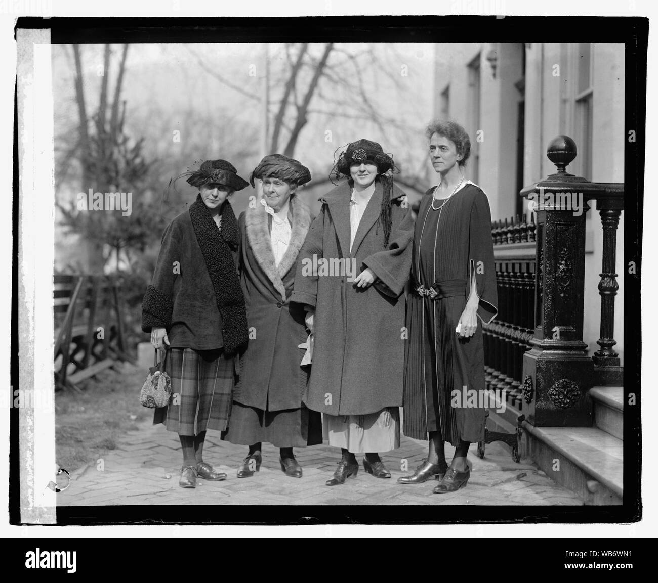 Les délégués à l'extrême ouest du parti femme conférence. De gauche à droite : Mlle Emma Wold, Portland, Oregon ; Mme Wm. Kent, San Francisco, Californie ; Mme Lucille Shields, Amarillo, Texas ; Mlle Sybil Moore, Seattle, Wash., [11/11/22] Abstract/medium : National Photo Collection de l'entreprise Banque D'Images