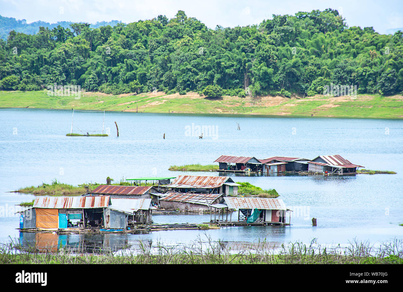 Le radeau en bois sur l'eau dans les réservoirs et sur les montagnes au parc national de Khao Laem ,Kanchanaburi en Thaïlande. Banque D'Images