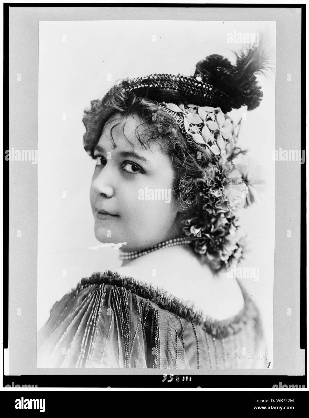 Fay Templeton, tête-et-épaules portrait, face vers la gauche Abstract/moyenne : 1 tirage photographique. Banque D'Images Fay Templeton, tête-et-épaules portrait, face vers la gauche Abstract/moyenne : 1 tirage photographique. Banque D'Images
