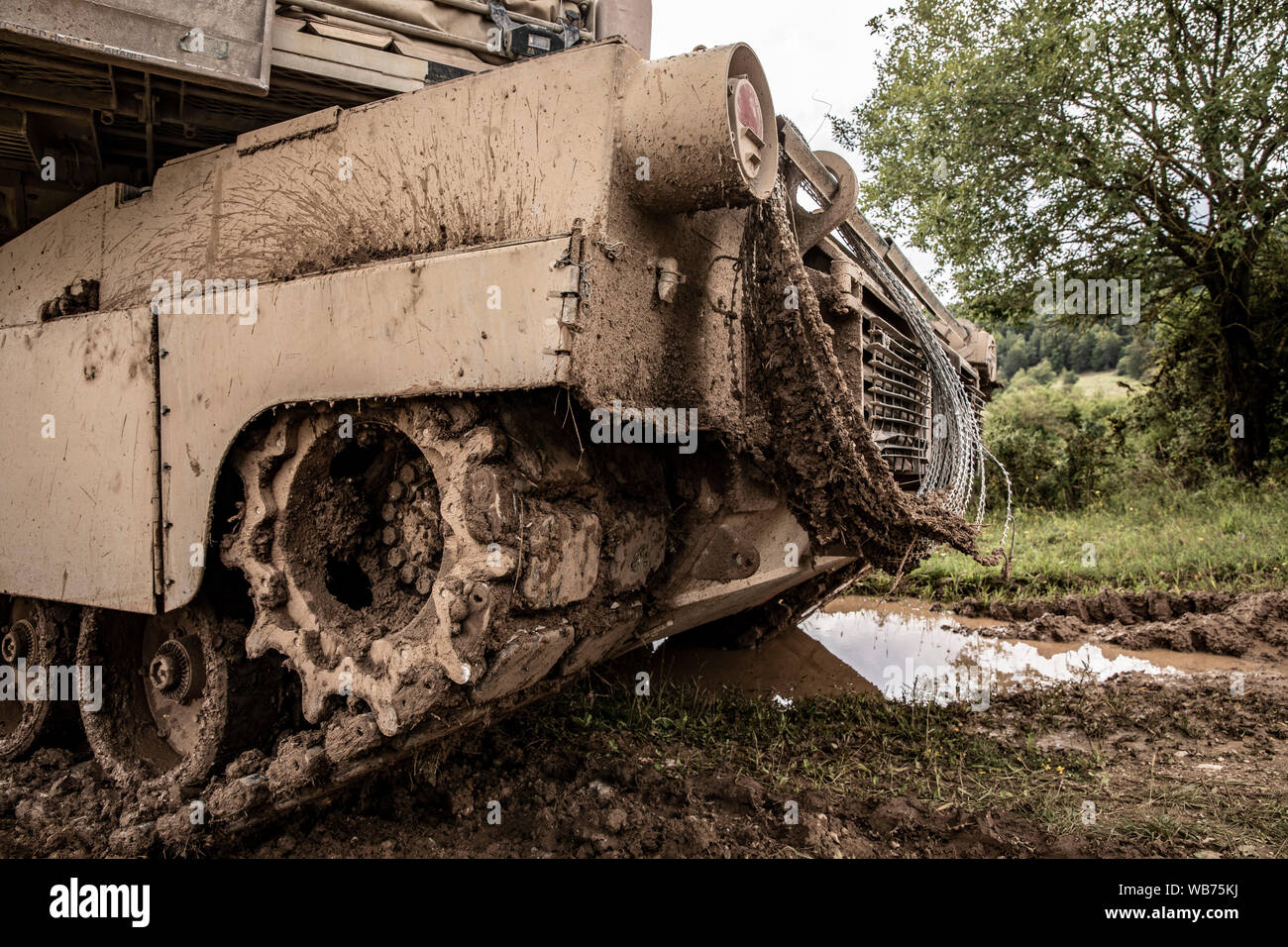 D'un M1 Abrams Tank appartenant au 3e Bataillon du 66e régiment blindé, 1st Armored Brigade Combat Team, 1re Division d'infanterie fixe un objectif contre les forces d'opposition (OPFOR) au cours du dernier exercice de la force sur la force combinée à résoudre XII en Hohenfels Domaine de formation, l'Allemagne le 19 août 2019. Résoudre combinées de l'armée américaine est une publication semestrielle de l'Europe et 7e armée dirigée par l'exercice de la commande de formation destiné à évaluer et à certifier l'état de préparation et l'interopérabilité des forces nous mobiliser pour l'Europe en faveur de la résolution de l'Atlantique. (U.S. Photo de l'armée par le Sgt. Jeremiah Woods) Banque D'Images
