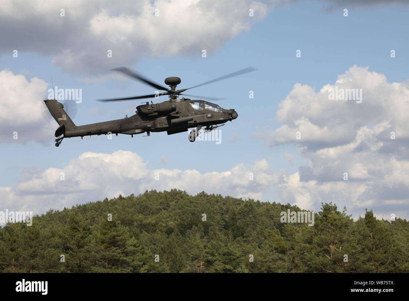 Des soldats américains affectés au 1er Escadron, 6e régiment de cavalerie, 1re Division d'infanterie, la conduite dans les opérations de vol d'un AH-64D Longbow Apache Hélicoptère pendant au XII Résoudre combiné Hohenfels Zone de formation en Allemagne, le 21 août, 2019. Résoudre combiné XII est un exercice qui sert de centre d'instruction au combat pour l'exercice de certification attribué à l'échelle régionale. Cette itération de l'exercice s'effectue en deux phases à l'Grafenwoehr Hohenfels et zones d'entraînement entre 1-11 août et 11-27 août. (U.S. Photo de l'armée par la CPS. Enrique Moya) Banque D'Images