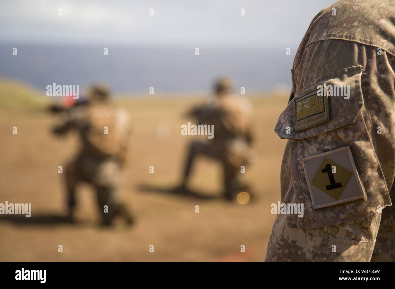 Une Force de défense néo-zélandaise (NZDF) Officier de sécurité du champ comme montres Marines des États-Unis avec l'élément de combat terrestre, maritime la Force de rotation - Darwin (MRF-D), le feu sur gamme Hufangalupe Tafakula dans le cadre de l'exercice, les Tonga, le 14 août 2019. Tafakula est un exercice multilatéral organisé par les forces armées de Sa Majesté de Tonga, qui comprend le MRF-D des Marines et les membres en service de la Forces Armées de Nouvelle-Calédonie, les forces de défense, l'armée australienne et la Garde nationale du Nevada. L'exercice constitue une occasion exceptionnelle d'établir des relations, en apprendre plus sur la culture, et de partager des capabi militaire Banque D'Images