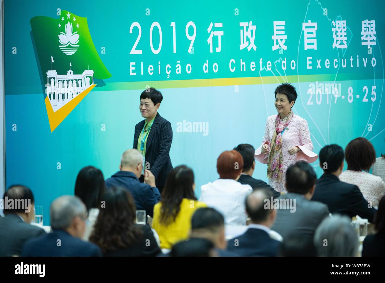 (190825) -- MACAO, le 25 août 2019 (Xinhua) -- Les membres du chef de l'exécutif (CE) comité des élections assister à l'élection de CE la Région administrative spéciale de Macao (RAS) de Macao à l'East Asian Games Dome, Macao, Chine du sud, le 25 août 2019. Le cinquième terme de la R-S élection avec ce dimanche matin. (Xinhua/Ka Kam Cheong) Banque D'Images