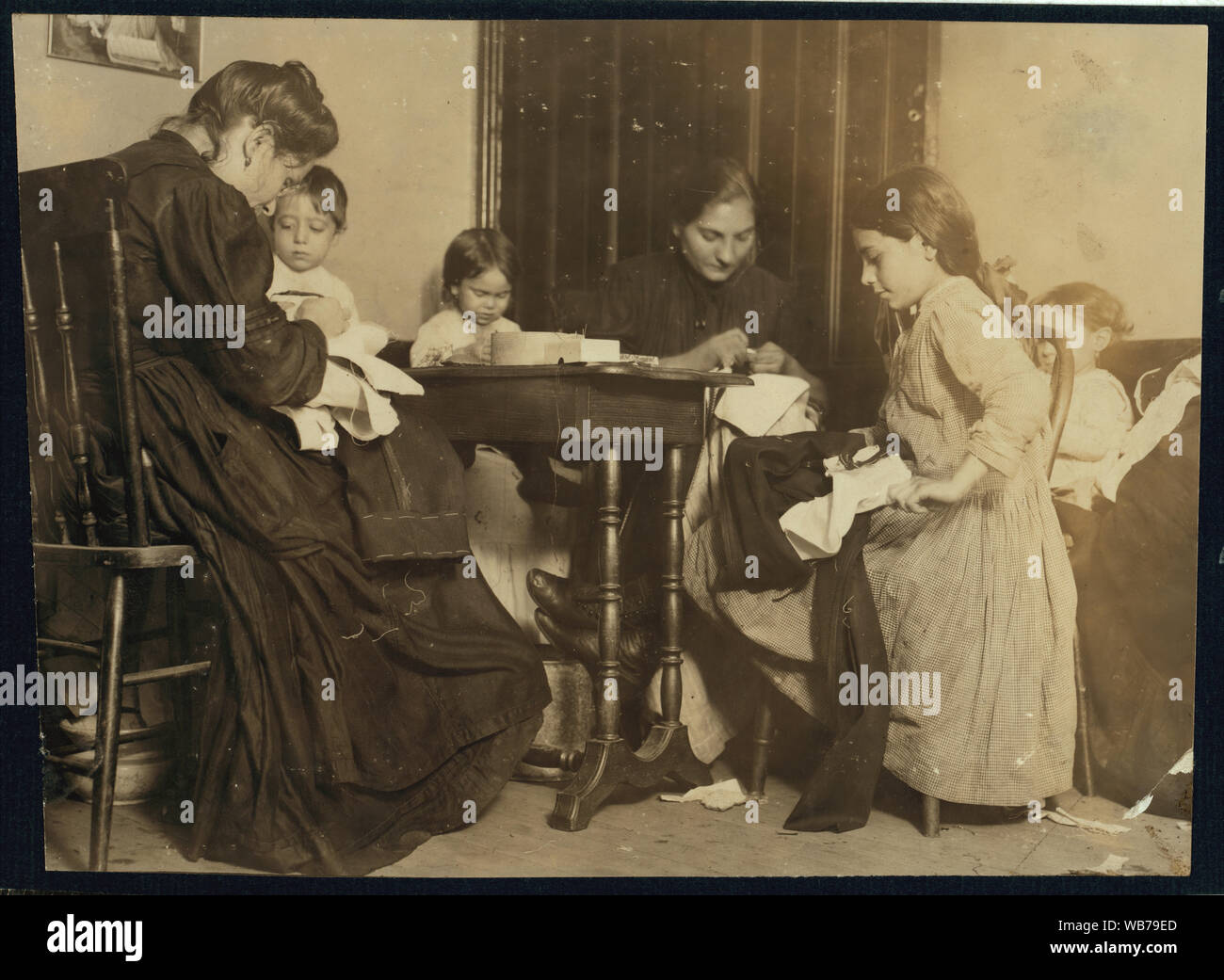 La finition des vêtements, 10 Hanover Street, Boston, Massachusetts) La jeune fille de 13 ans, les vêtements finis Termine Catina et porte d'avant en arrière. Résumé : des photographies sur les dossiers de la Commission nationale sur le travail des enfants (États-Unis) Banque D'Images