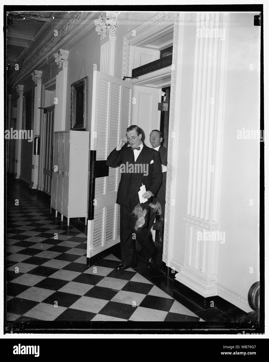 Le Ministre finlandais du département d'état des feuilles après la conférence avec le Secrétaire Hull. Washington, D.C., le 30 novembre. Hjalmar Procope, ministre finlandais de l'United States, laissant la charge de secrétaire d'Etat Hull Cardell après une conférence aujourd'hui. Il a déclaré aux journalistes que l'attaque russe sur son pays "n'est pas un moyen mais une véritable agression contre un épris de paix et l'ardeur au travail et les personnes religieuses' Abstract/moyenne : 1 négatif : vitrage ; 4 x 5 in. ou moins Banque D'Images