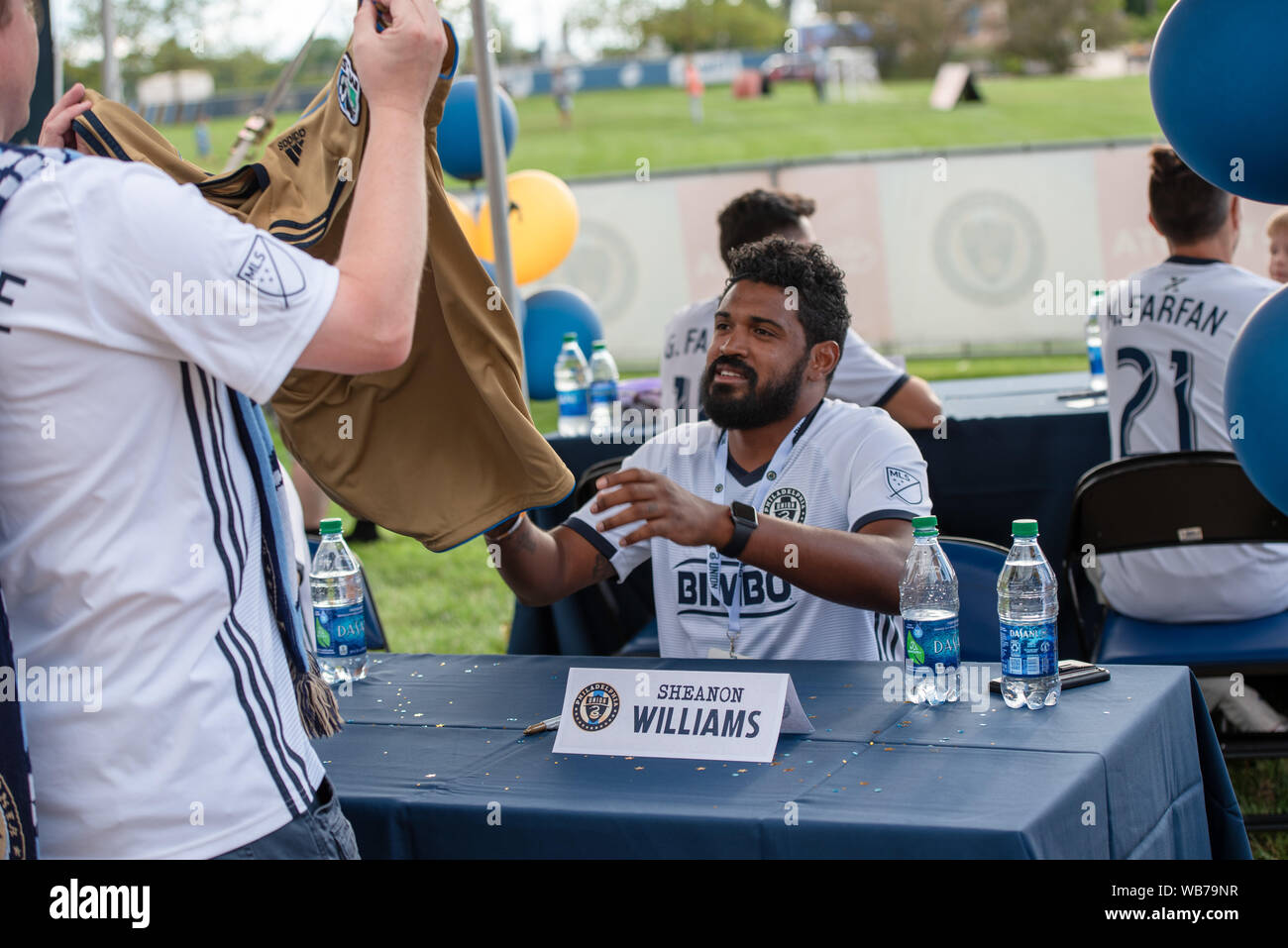 Chester, Pennsylvanie, USA. Août 24, 2019. Ancien joueur de l'Union de Philadelphie SHEANON WILLIAMS, signe un jersey pour un ventilateur pendant la journée des anciens de l'énergie au stade de Talen à Chester en Pennsylvanie Crédit : Ricky Fitchett/ZUMA/Alamy Fil Live News Banque D'Images