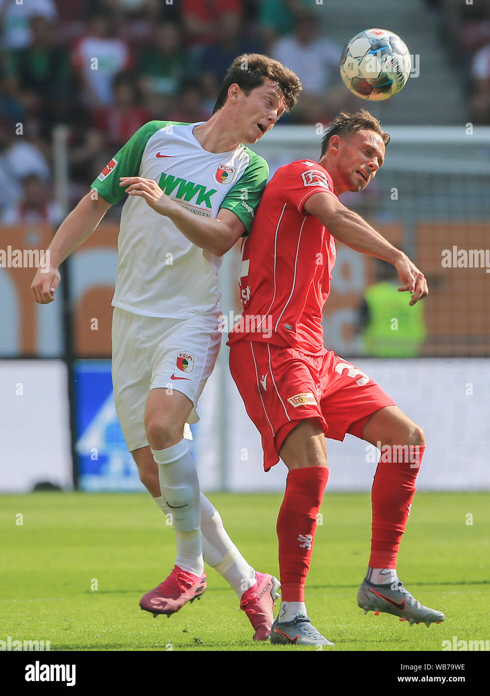 Augsburg, Allemagne. Août 24, 2019. Michael Gregoritsch (L) d'Augsbourg rivalise avec Marcus Ingvartsen d'Union Berlin lors d'un match de Bundesliga allemande entre FC Augsburg et 1. Union Berlin à Augsbourg, Allemagne, le 24 août, 2019. Crédit : Philippe Ruiz/crédit : Xinhua Xinhua/Alamy Live News Banque D'Images