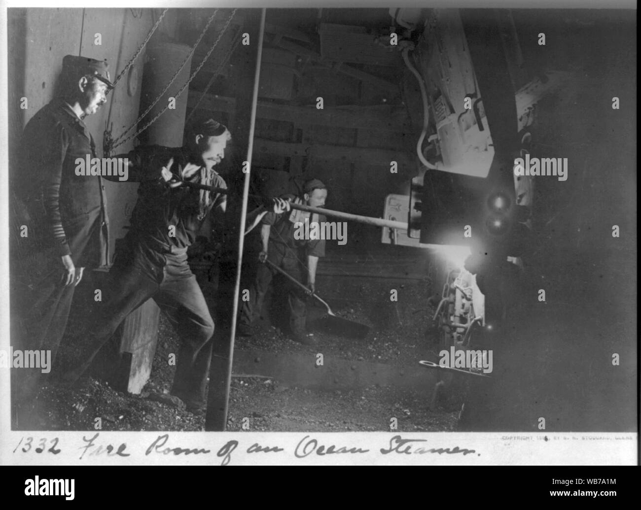 Feu d'un navire à vapeur de l'océan Résumé/moyenne : 1 tirage photographique. Banque D'Images