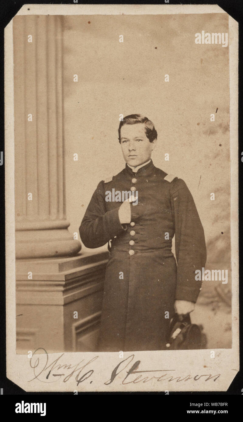 Premier lieutenant William H. Stevenson de Co. F, 118e Régiment d'infanterie de New York, en uniforme en face de toile peinte] / Hollyland's Metropolitan Gallery, no 250 Pennsylvania Avenue, Washington, D.C. Résumé/moyenne : 1 photographie : à l'albumine sur carton montage montage ; 11 x 7 cm (format carte de visite) Banque D'Images