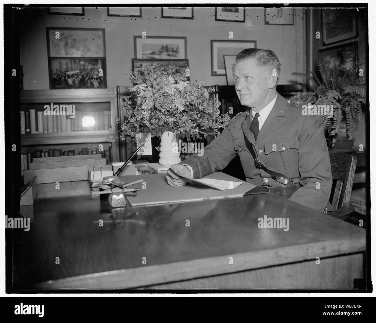 Premier prêtre catholique à être nommé chef des catholiques américains. Washington, D.C., le 23 décembre. Le colonel William R. Arnold est devenu aujourd'hui Directeur général aux Etats-Unis des aumôniers. Le premier prêtre Catholique jamais nommé à ce poste dans l'armée. Il est originaire de Wooster, Ohio, et a été ordonné prêtre le 8 juin 1908. Il a été nommé aumônier à l'armée le 7 mai 1913, avec le grade de premier lieutenant, 23/12/37 Résumé/moyenne : 1 négatif : vitrage ; 4 x 5 in. ou moins Banque D'Images
