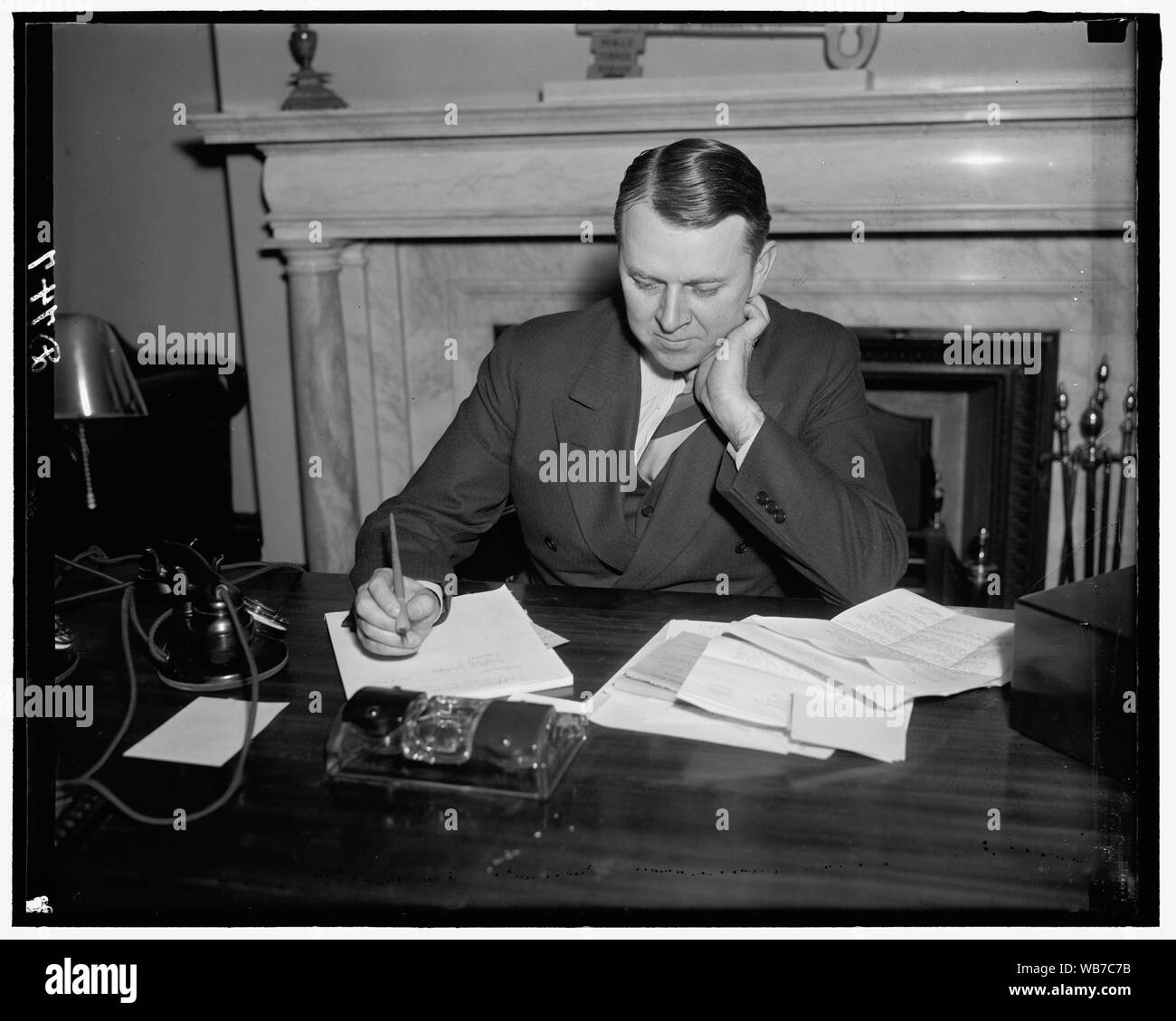 Premier démocrate en 24 ans. Washington D.C. gagnant dans les élections de novembre Elmer H. Wene sera le premier démocrate pour représenter le deuxième District du New Jersey depuis 1912. Il a défait l'ancien combattant Solon Isaac Bacharach, d'Atlantic City. Wene vient de Vineland, New Jersey. Abstract/moyenne : 1 négatif : vitrage ; 4 x 5 in. ou moins Banque D'Images