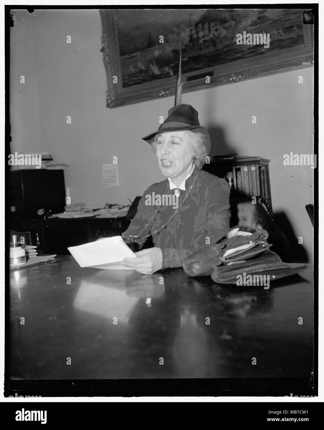 Première femme membre du congrès manifestations augmentation des forces armées du pays. Washington, D.C., 7 février. Jeanette Rankin, première femme membre du Congrès, a déclaré au comité des affaires navales pour la Chambre aujourd'hui qu'il y a "beaucoup de avis technique au sein du Ministère de la Marine contre la fortification de Guam comme il y en a pour elle', et que la raison pour laquelle le comité n'a pas entendu de telles opinions est parce que, "la politique d'annonces venir que par le haut." Mme Rankin a voté contre l'entrée dans la seconde guerre mondiale, 14-19- 39 Résumé/moyenne : 1 négatif : vitrage ; 4 x 5 in. ou moins Banque D'Images