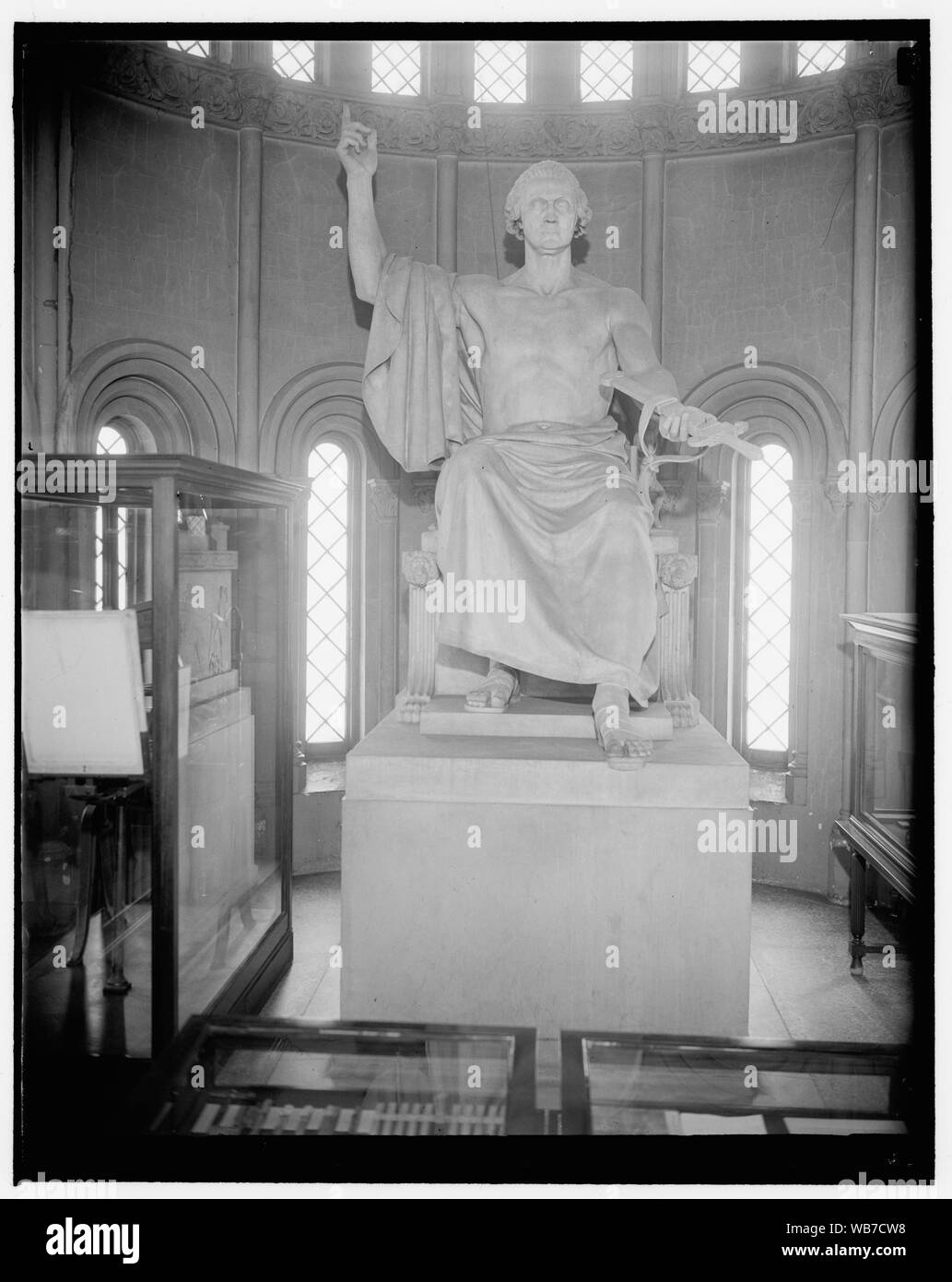 Premier témoin avant Chambre NLRB Comité d'investigation. Washington, D.C., le 11 décembre. Apparaissant comme le premier témoin, William M. Leiserson, membre de la NLRB, a été fortement remis en question par la chambre chargée de la NLRB Comité alors qu'il a ouvert aujourd'hui des audiences publiques. Leiserson a dit au comité que la Commission nationale des relations de travail était conscient de "les lacunes dans l'exploitation, de l'ennuyeux, erreurs politiques douteux, et des faiblesses dans l'organisation et du personnel"" Abstract/moyenne : 1 négatif : vitrage ; 4 x 5 in. ou moins Banque D'Images