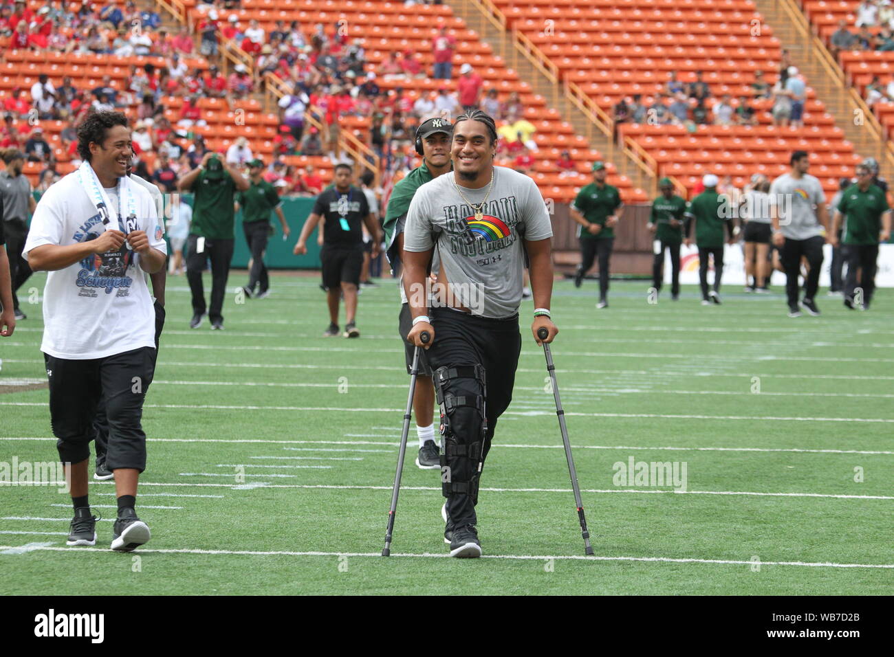 Honolulu, Hawaii. 24 août, 2019. Hawaii Rainbow Warriors linebacker Penei Pavihi # 1 a subi un préjudice important avant le match et ne serait pas jouer le jeu entre l'Hawaii Rainbow Warriors et les Wildcats de l'Arizona à l'Aloha Stadium d'Honolulu, HI - Michael Sullivan/CSM Crédit : Cal Sport Media/Alamy Live News Banque D'Images
