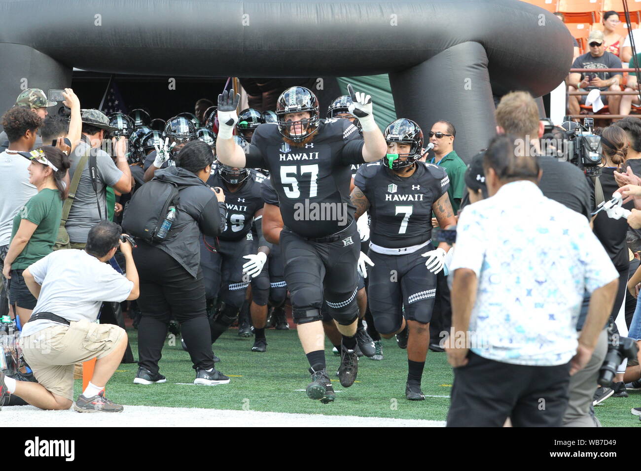 Honolulu, Hawaii. 24 août, 2019. Hawaii Rainbow Warriors offensive ligne J.R. Hensley # 57 dirige l'équipe onfield avant le match entre l'Hawaii Rainbow Warriors et les Wildcats de l'Arizona à l'Aloha Stadium d'Honolulu, HI - Michael Sullivan/CSM Crédit : Cal Sport Media/Alamy Live News Banque D'Images