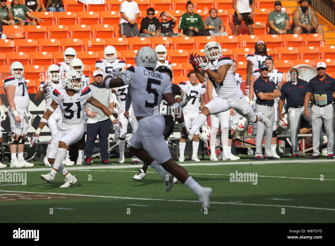 Honolulu, Hawaii. 24 août, 2019. Arizona Wildcats Jace évoluait Whittaker # 17 intercepte la première passe pendant le jeu entre l'Hawaii Rainbow Warriors et les Wildcats de l'Arizona à l'Aloha Stadium d'Honolulu, HI - Michael Sullivan/CSM Crédit : Cal Sport Media/Alamy Live News Banque D'Images