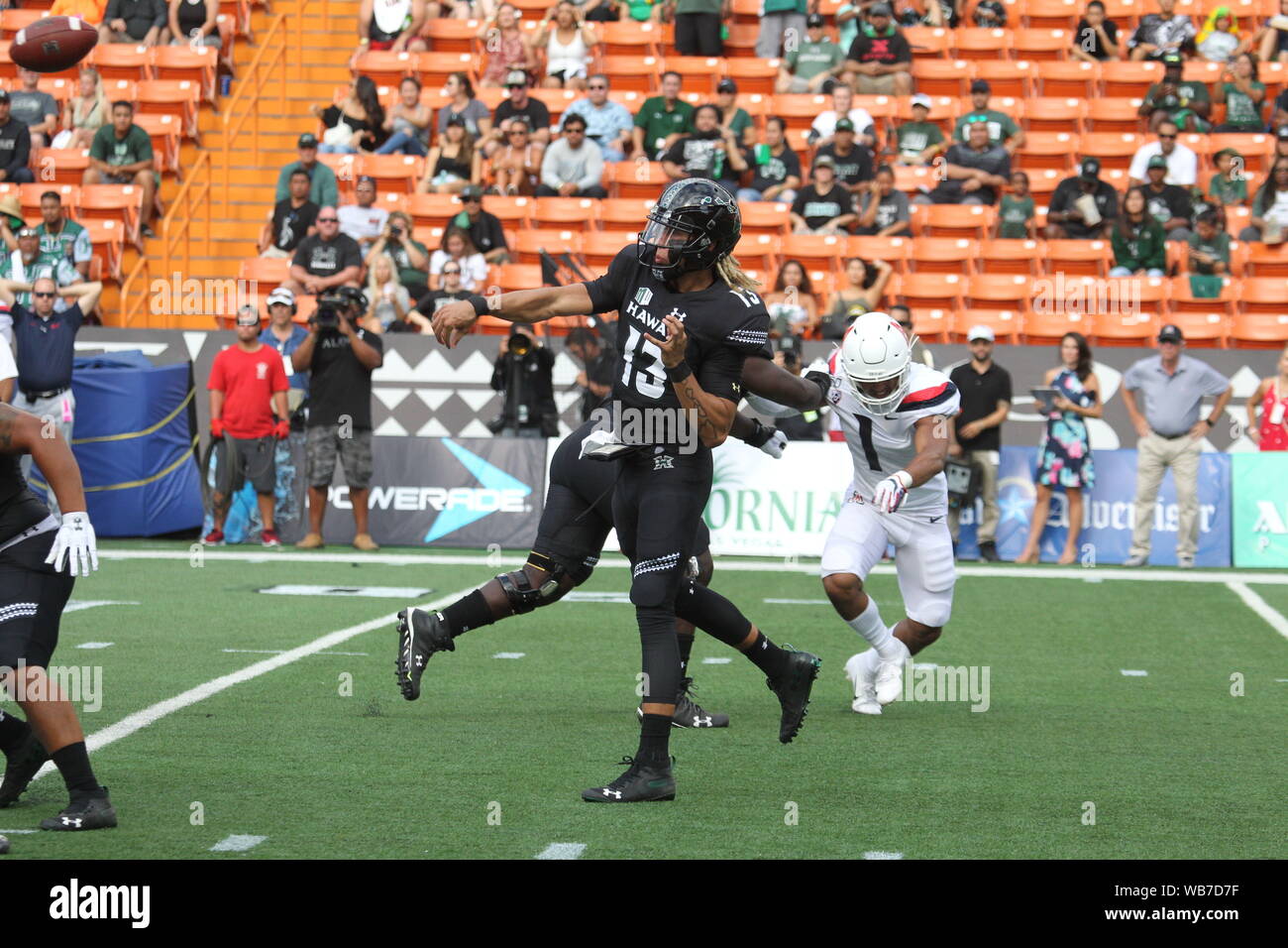 Honolulu, Hawaii. 24 août, 2019. Hawaii Rainbow Warriors quarterback Cole McDonald # 13 jette une note pendant le jeu entre l'Hawaii Rainbow Warriors et les Wildcats de l'Arizona à l'Aloha Stadium d'Honolulu, HI - Michael Sullivan/CSM Crédit : Cal Sport Media/Alamy Live News Banque D'Images