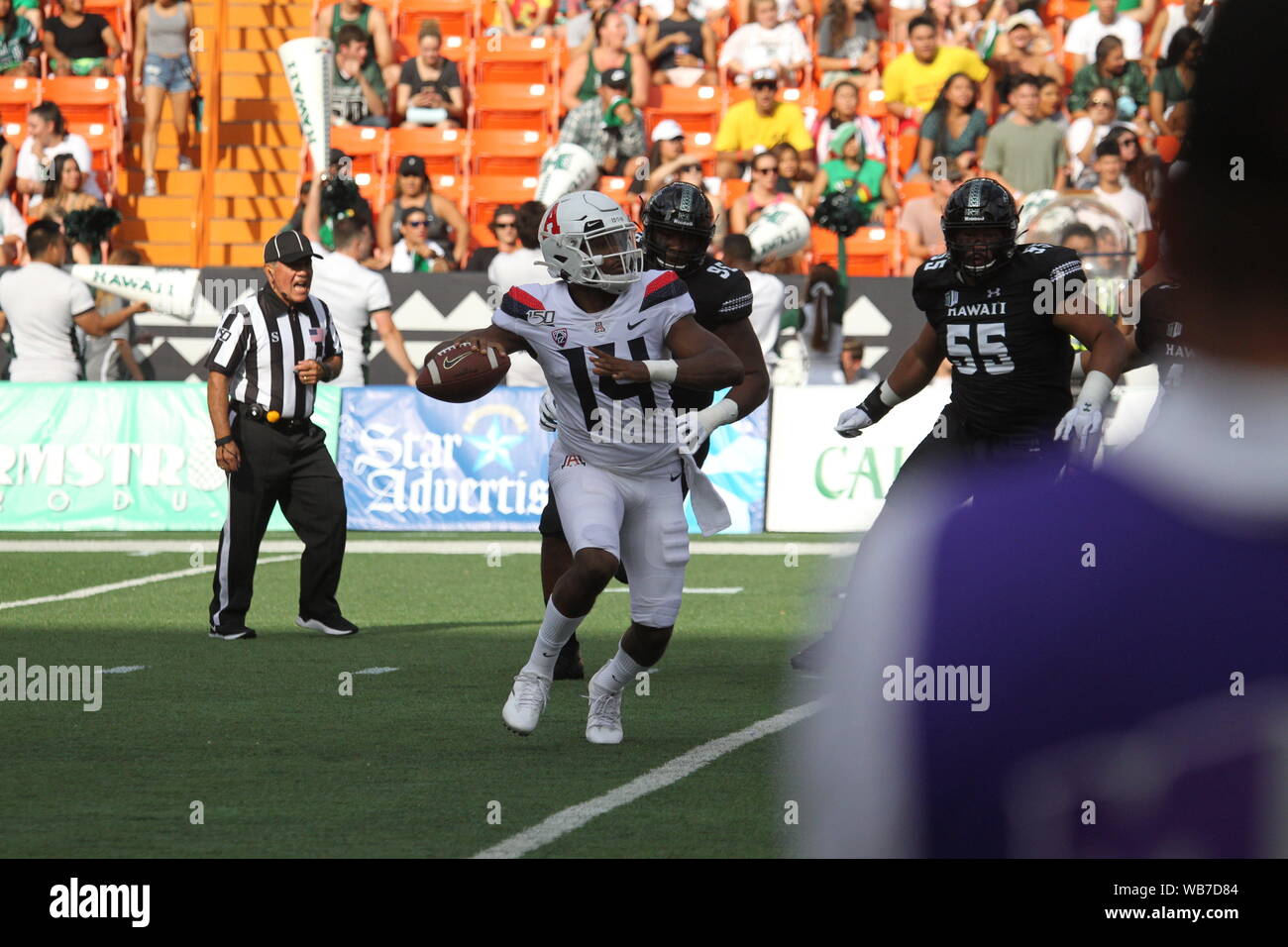 Honolulu, Hawaii. 24 août, 2019. Arizona Wildcats quarterback Khalil Tate # 14 pendant le jeu entre l'Hawaii Rainbow Warriors et les Wildcats de l'Arizona à l'Aloha Stadium d'Honolulu, HI - Michael Sullivan/CSM Crédit : Cal Sport Media/Alamy Live News Banque D'Images