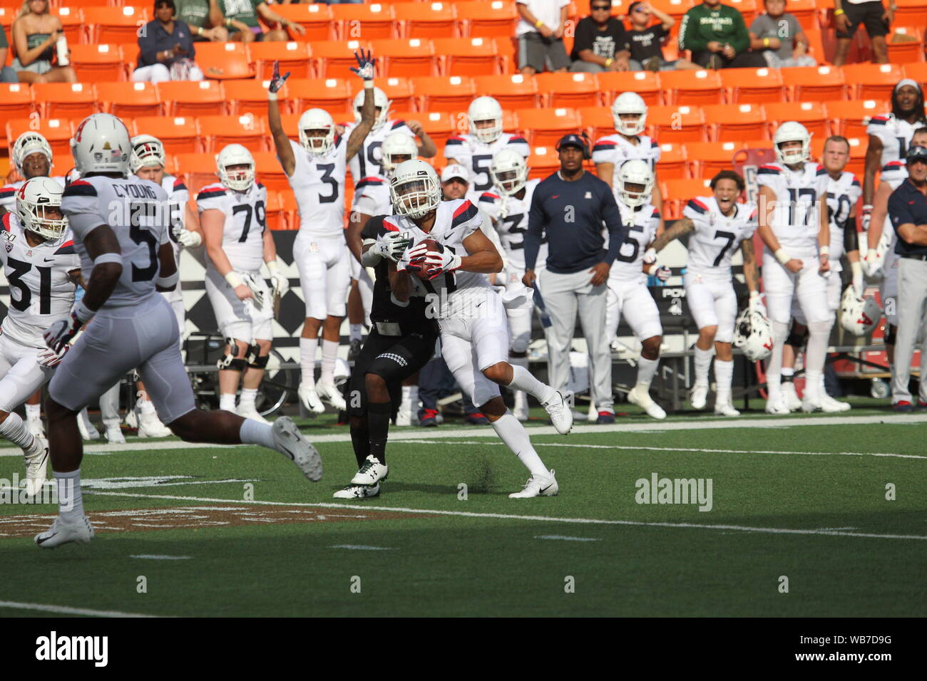Honolulu, Hawaii. 24 août, 2019. Arizona Wildcats Jace évoluait Whittaker # 17 intercepte la première passe pendant le jeu entre l'Hawaii Rainbow Warriors et les Wildcats de l'Arizona à l'Aloha Stadium d'Honolulu, HI - Michael Sullivan/CSM Crédit : Cal Sport Media/Alamy Live News Banque D'Images