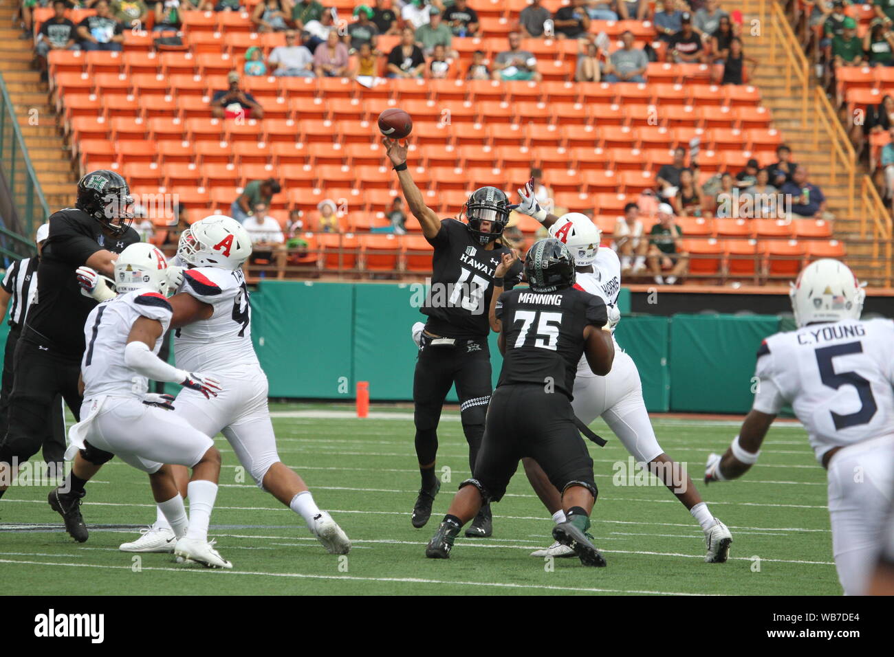 Honolulu, Hawaii. 24 août, 2019. Hawaii Rainbow Warriors quarterback Cole McDonald # 13jette une note pendant le jeu entre l'Hawaii Rainbow Warriors et les Wildcats de l'Arizona à l'Aloha Stadium d'Honolulu, HI - Michael Sullivan/CSM Crédit : Cal Sport Media/Alamy Live News Banque D'Images