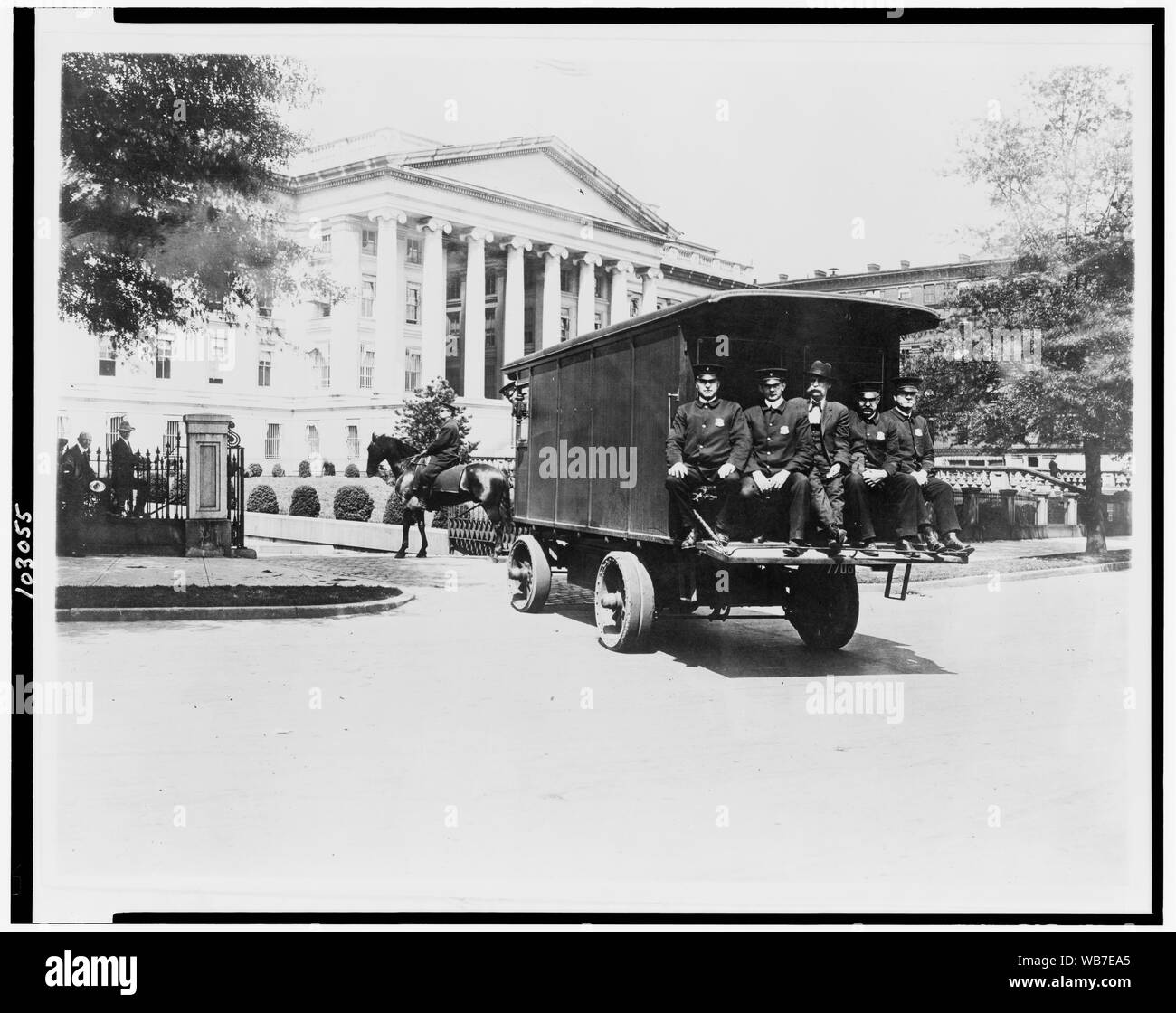 Cinq policiers assis à l'arrière du van et le policier à cheval ; à l'extérieur du côté sud du bâtiment du trésor, Washington, D.C. Résumé/moyenne : 1 tirage photographique : la gélatine d'argent. Banque D'Images