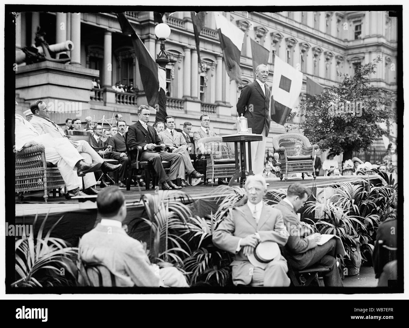 Le Jour du drapeau. Exercices du Jour du drapeau, de l'État, la guerre, la Marine et l'immeuble. Wilson qui parle ; Bryan, Daniels, [[[:w:Breckinridge Breckinridge Long long|]]], William Phillips, F.D. Roosevelt, etc. présent Abstract/moyenne : 1 négatif : vitrage ; 5 x 7 in. ou moins Banque D'Images