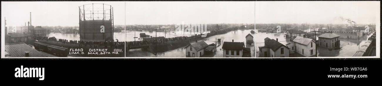 District d'inondation, Lima, O., Mars 25th, 1913 ; personnes debout sur des rails de chemin de fer au-dessus de la crue des eaux. Banque D'Images District d'inondation, Lima, O., Mars 25th, 1913 ; personnes debout sur des rails de chemin de fer au-dessus de la crue des eaux. Banque D'Images