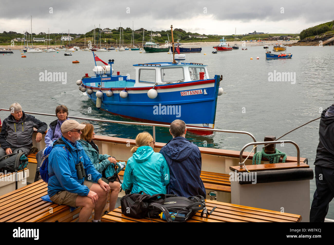 Royaume-uni, Angleterre, Îles Scilly, St Mary's Harbour , Hugh Town, les passagers sur les vols inter island boat Banque D'Images