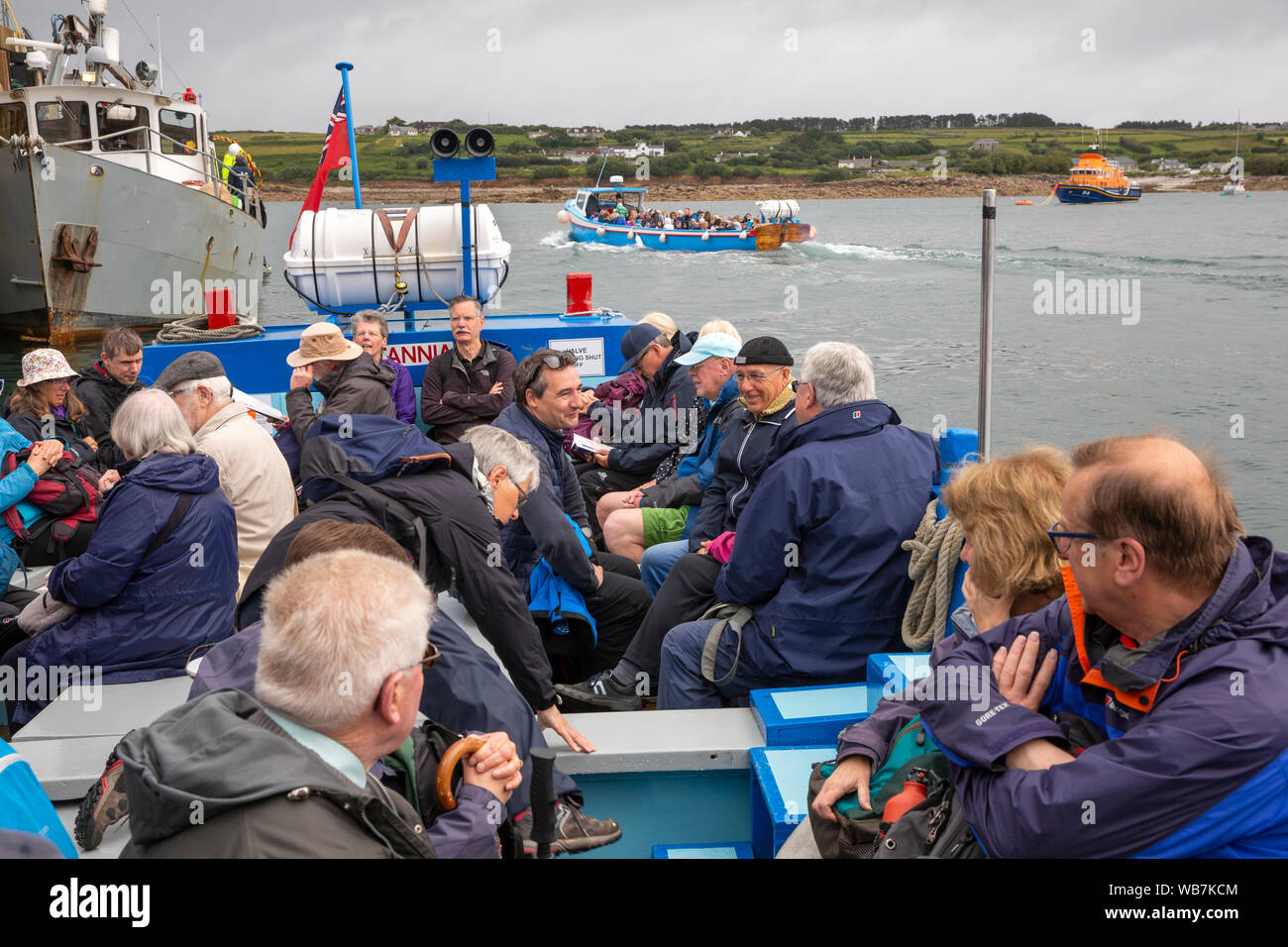 Royaume-uni, Angleterre, Îles Scilly, St Mary's Harbour , Hugh Town, les passagers sur les vols inter island yacht Britannia Banque D'Images