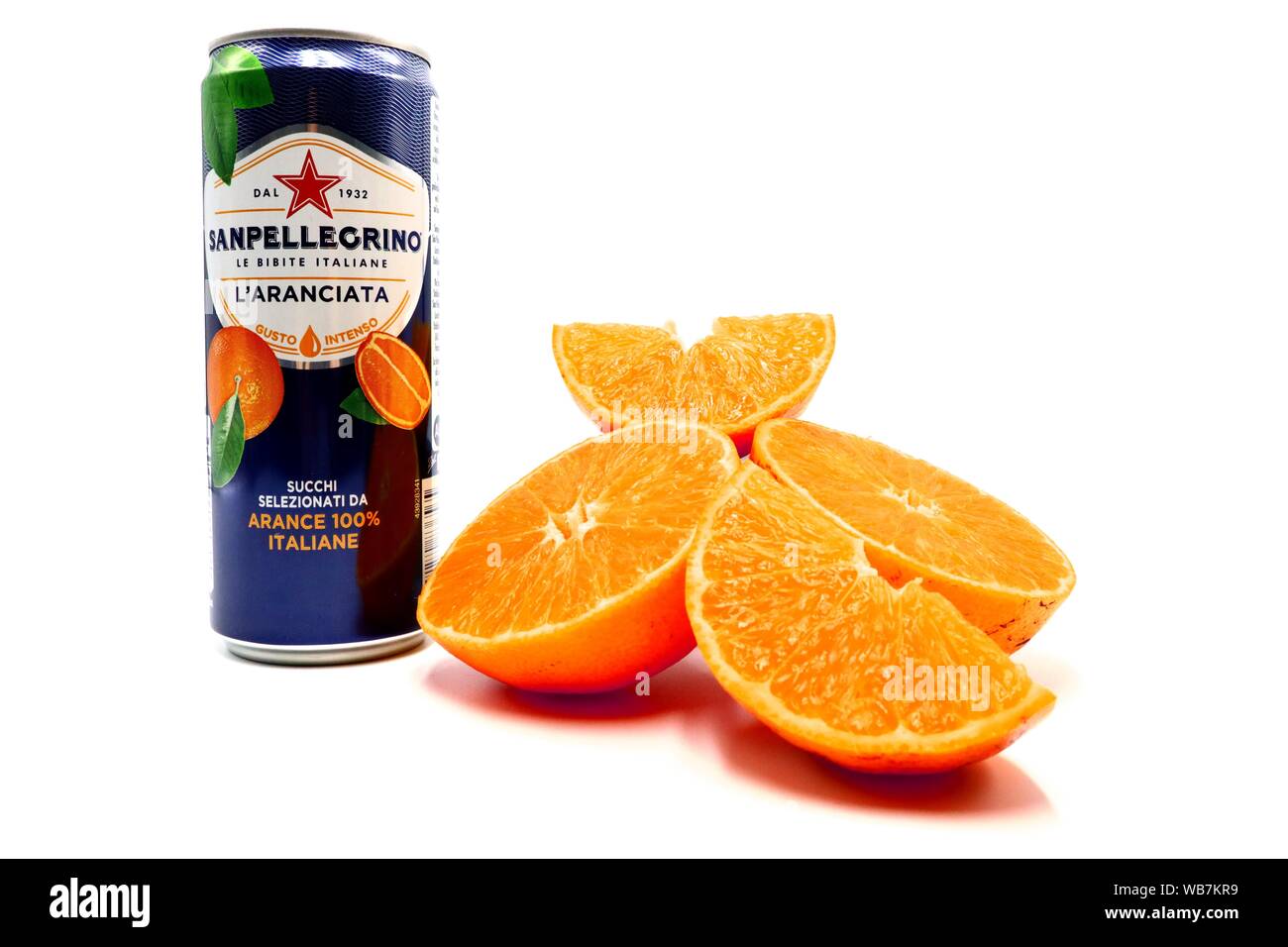 Jus d'Orange pétillant italien Sanpellegrino pouvez Banque D'Images