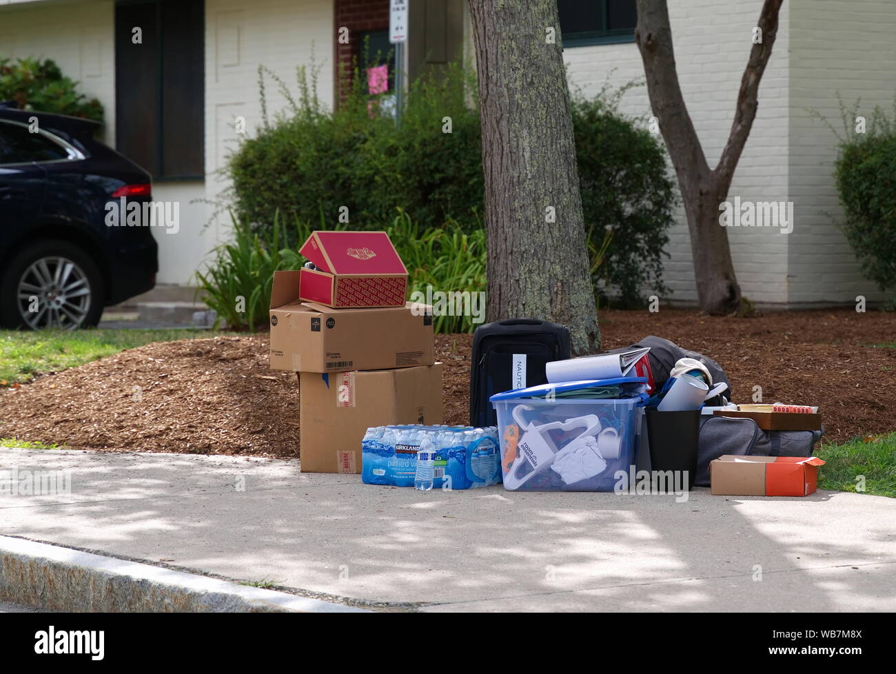 Storrs, CT USA. Aug 2019. Vos effets personnels sans surveillance, des vêtements et autres fournitures en attente d'être déplacé à une nouvelle résidence universitaire. Banque D'Images