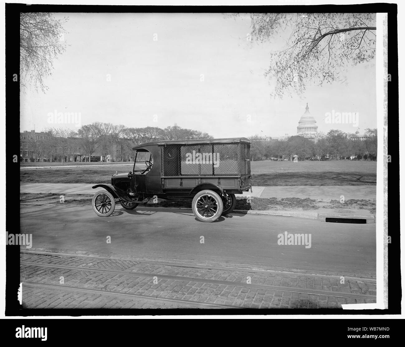 Ford Motor Co. nouvelle Ford corps [É.-U. Capitol, Washington, D.C., en arrière-plan] Abstract/moyenne : 1 négatif : vitrage ; 8 x 10 in. ou moins. Banque D'Images