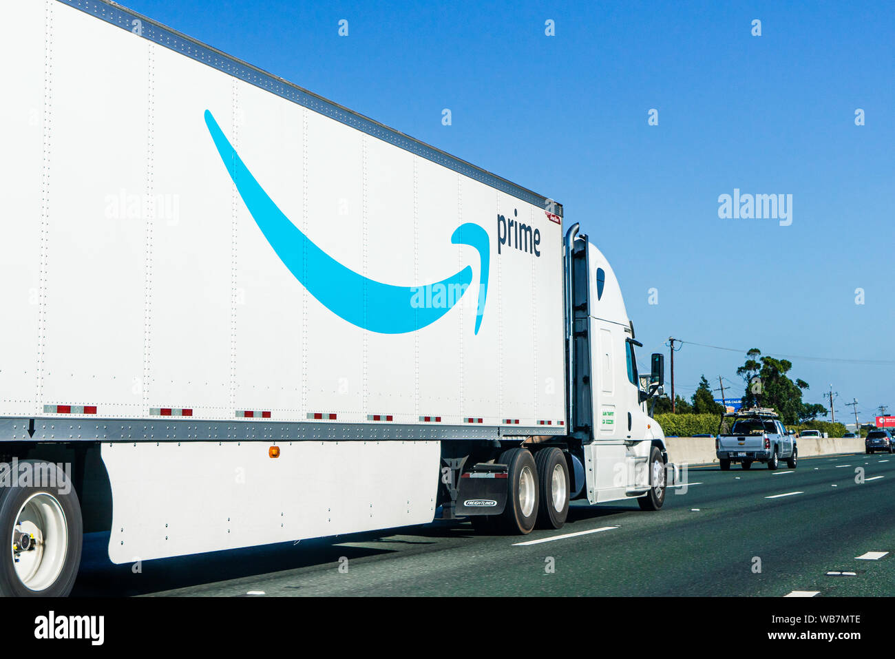 24 août 2019 Redwood City / CA / USA - Amazon la conduite de camions sur  l'autoroute, le premier grand logo imprimé sur le côté ; baie de San  Francisco Photo Stock - Alamy
