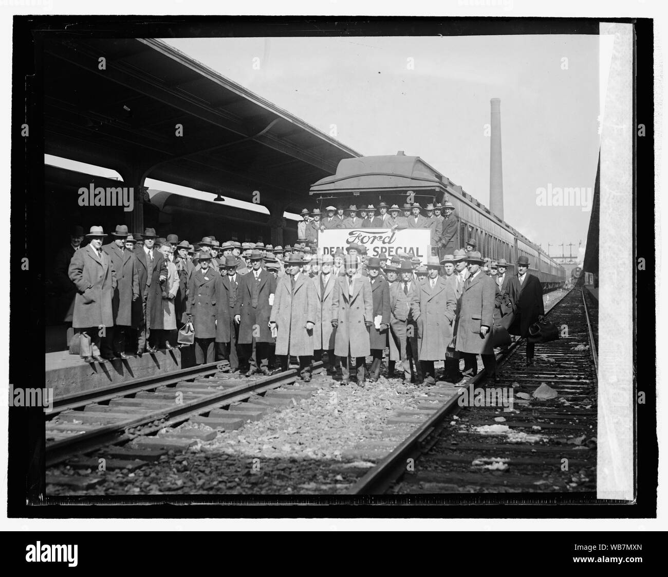 Concessionnaires Ford, Ford Co. Abstract/moyenne : 1 négatif : vitrage ; 4 x 5 in. ou moins Banque D'Images