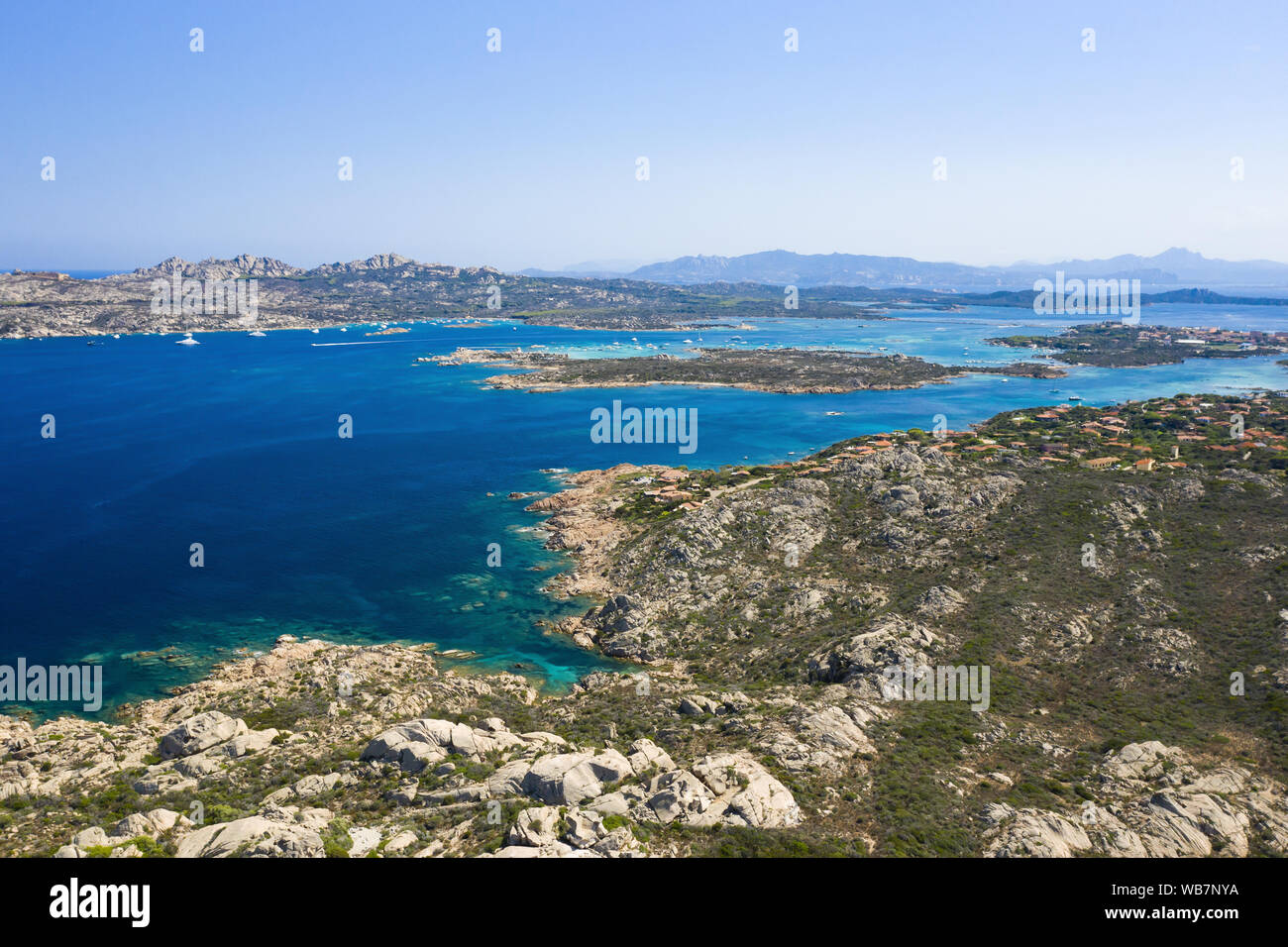 Vue de dessus, superbe vue aérienne du Parc National de l'archipel de La Maddalena avec certaines îles entourées par une belle mer turquoise clair. Banque D'Images