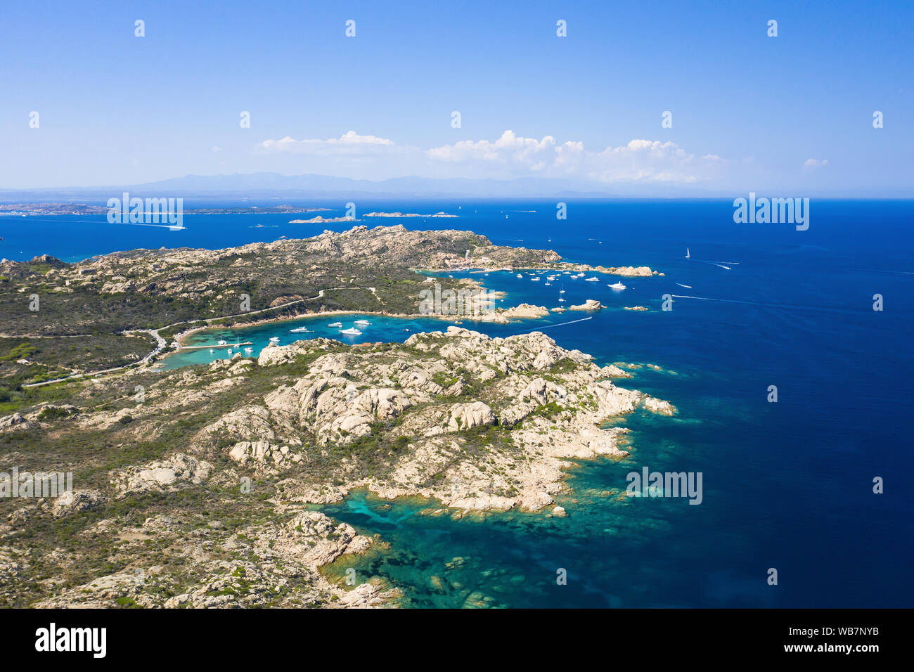 Vue de dessus, superbe vue aérienne de l'archipel de la Maddalena en Sardaigne avec belles baies de la mer turquoise. Arcipelago de La Maddalena, en Sardaigne. Banque D'Images
