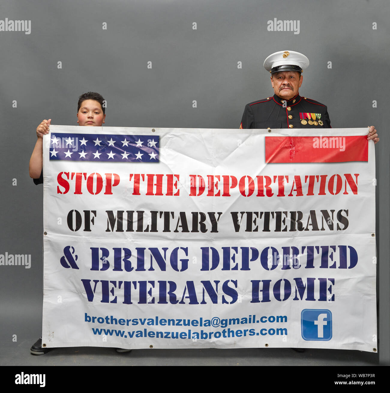 Ancien Marine Lance Corporal Manuel Valenzuela, droite, un membre de la tribu amérindienne Jumano, et son fils, Isaac Valenzuela, 12, photographié à Pueblo, Colorado, lors d'une réunion des Autochtones de l'Amérique du Nord. L'Valenzuelas tenir une bannière appuie un organisme que Manuel et son frère, Valente, a commencé à lutter contre les efforts visant à l'expulsion de membres du service du patrimoine à l'étranger qui ont servi honorablement Banque D'Images
