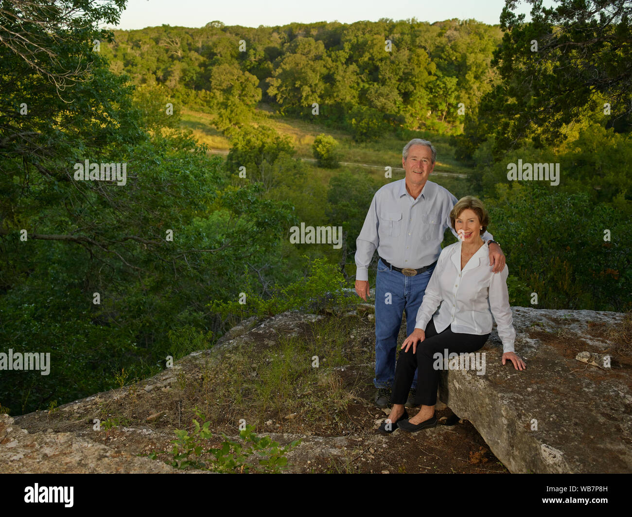 L'ancien président américain George W. Bush et l'ancienne Première dame Laura Bush à l'un de leur favori surplombe sur leurs 1 600 acres ranch près de Crawford en McLennon County, Texas Banque D'Images