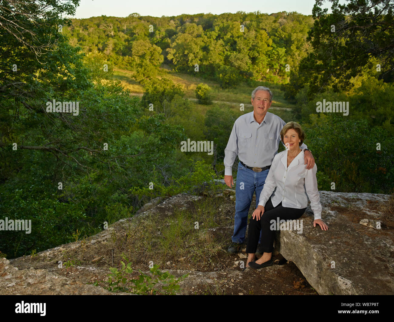 L'ancien président américain George W. Bush et l'ancienne Première dame Laura Bush à l'un de leur favori surplombe sur leurs 1 600 acres ranch près de Crawford en McLennon County, Texas Banque D'Images