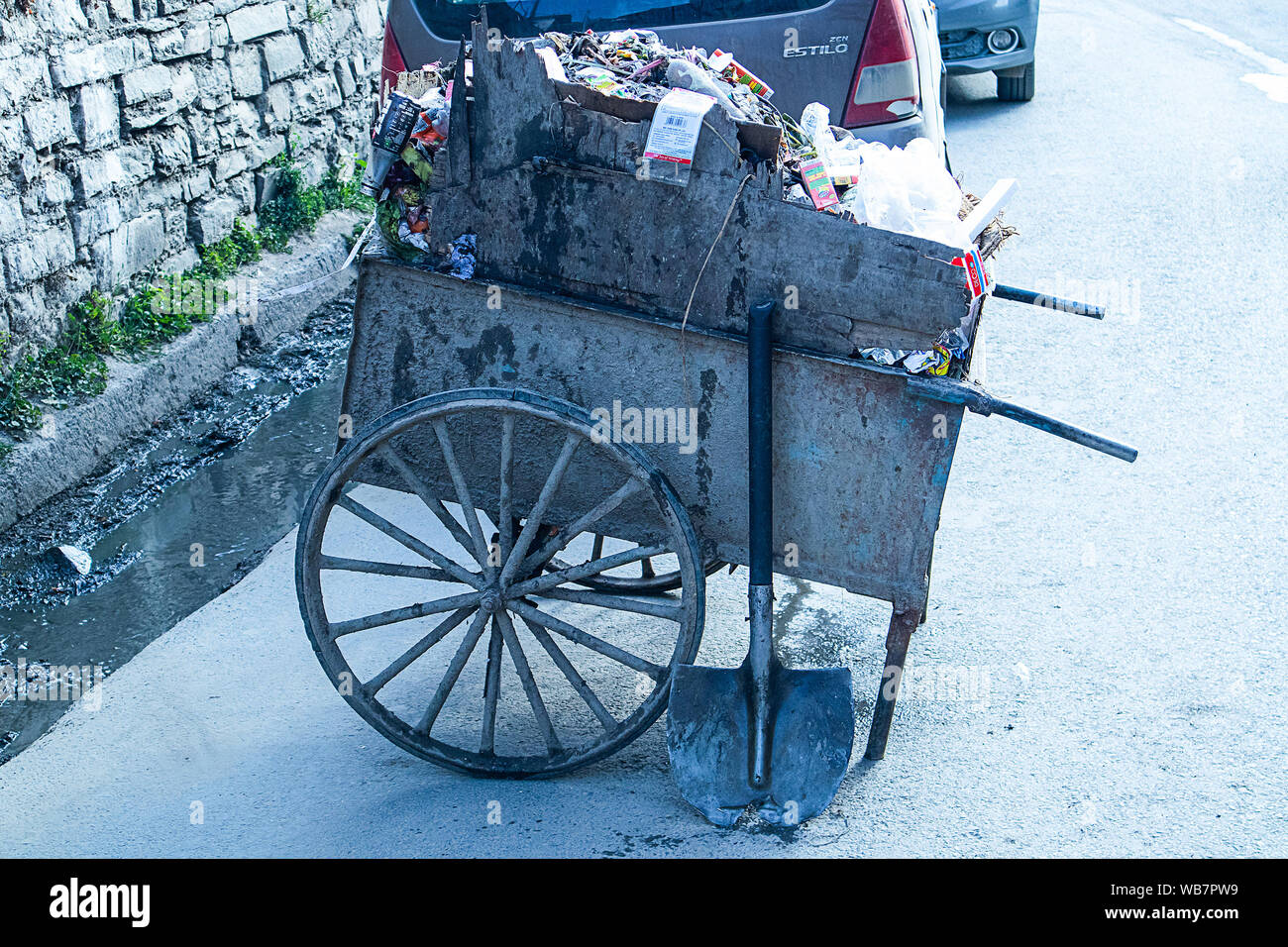 Shimla, Himachal Pradesh, Inde - Juillet 20th, 2019 : panier d'ordures dans la rue, concept à propos de la conservation de l'environnement et des problèmes de pollution de l'océan Banque D'Images