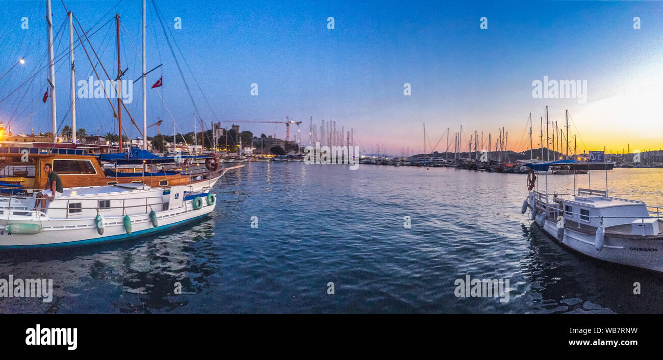 Bodrum beach et offre une vue sur le port en Turquie Banque D'Images
