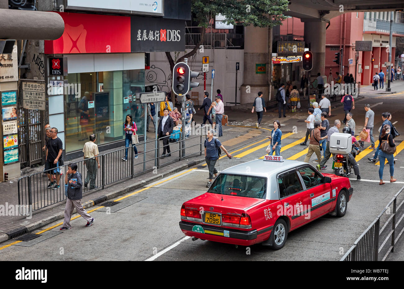 Le taxi rouge sur Hennessy Road. Causeway Bay, Hong Kong, Chine. Banque D'Images