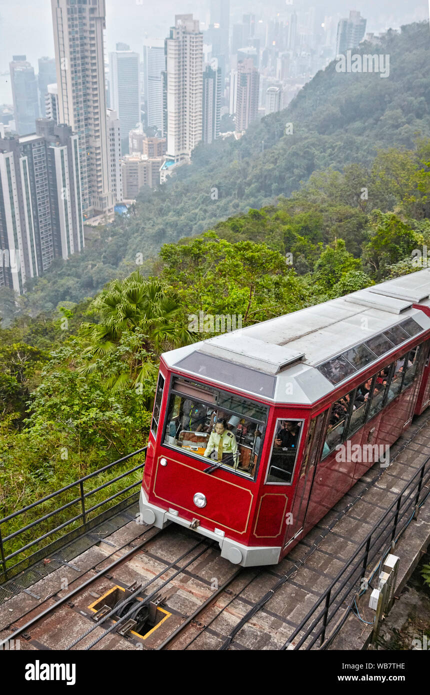 Le Peak tram allant jusqu'à Victoria Peak. Hong Kong, Chine. Banque D'Images